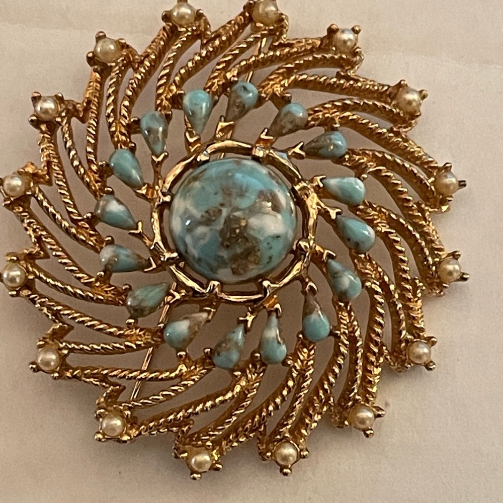 SARAH COVENTRY BROOCH GOLD TONE SWIRL FAUX TURQUOISE & PEARLS, VINTAGE